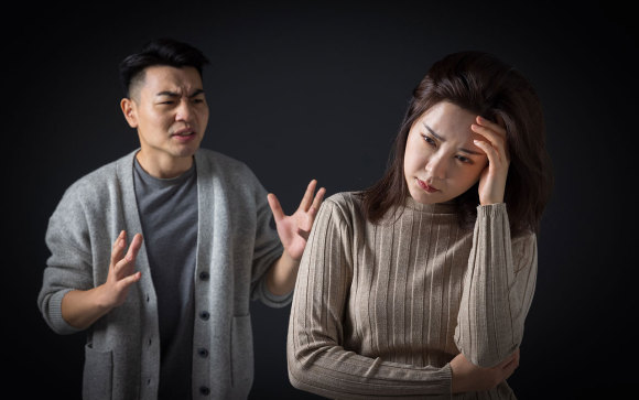 丈夫向妻子借钱